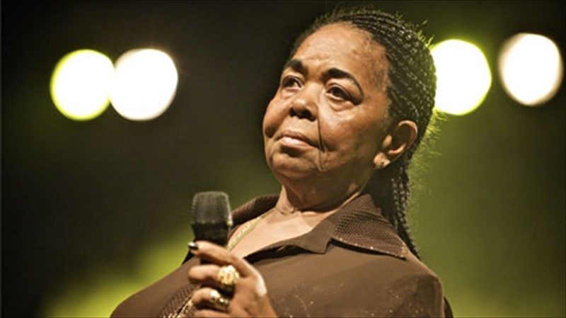 h-cesaria-evora-aniforizei-pros-ton-lukabitto-me-ti-diadoxo-tis