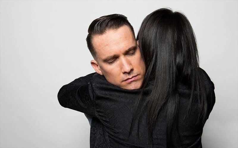 post-punk-me-dithurambous-sto-six-dogs