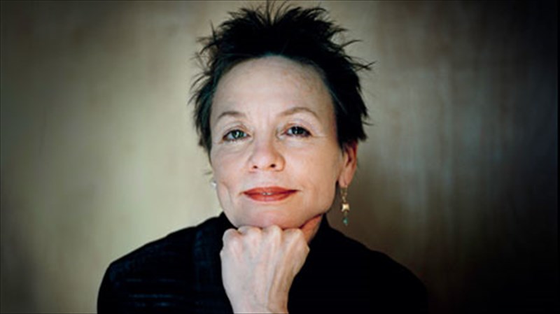 i-laurie-anderson-parousiazei-tin-paraisthisi-tis