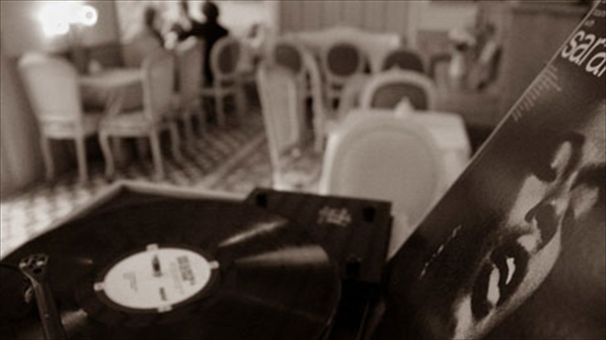 Jazz-kai-kalokairini-atmosfaira-sto-petite-fleur