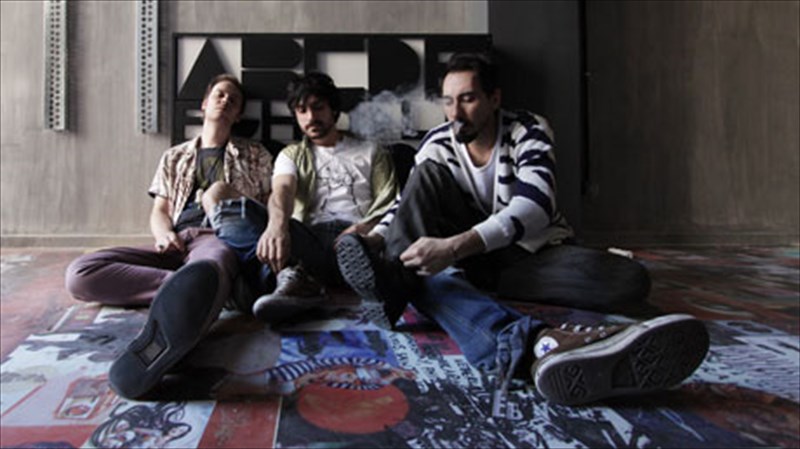 duo-mpantes-pou-tha-mas-apasxolisoun-arketa-sunantiountai-sto-6-dogs-dogs