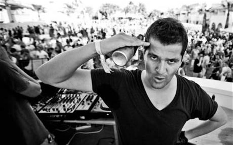 o-andrea-oliva-fernei-tin-impiza-sto-vice-versa