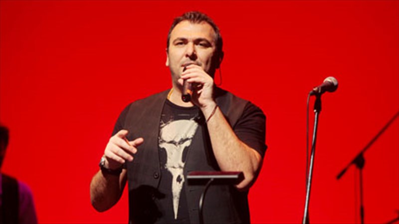 o-antonis-remos-katebainei-sti-thalassa