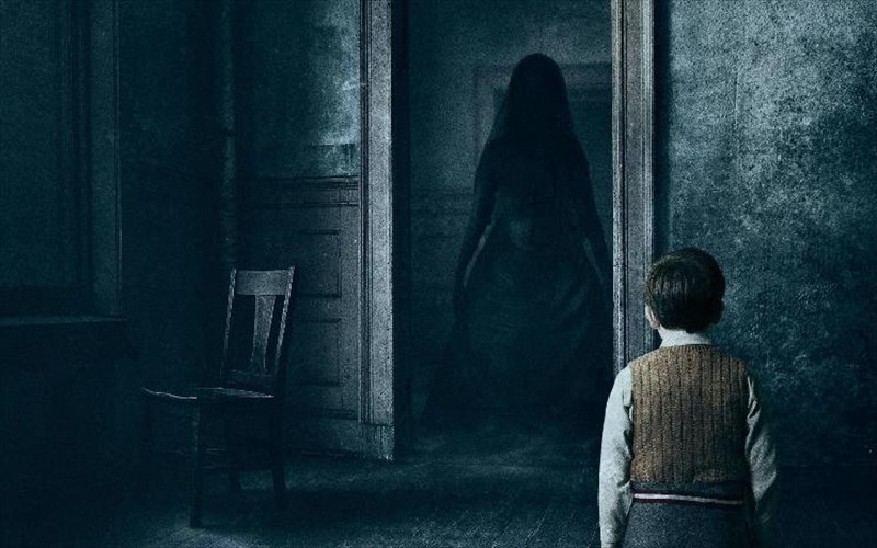 i-gunaika-me-ta-maura-epistrefei-kai-prokalei-anatrixila