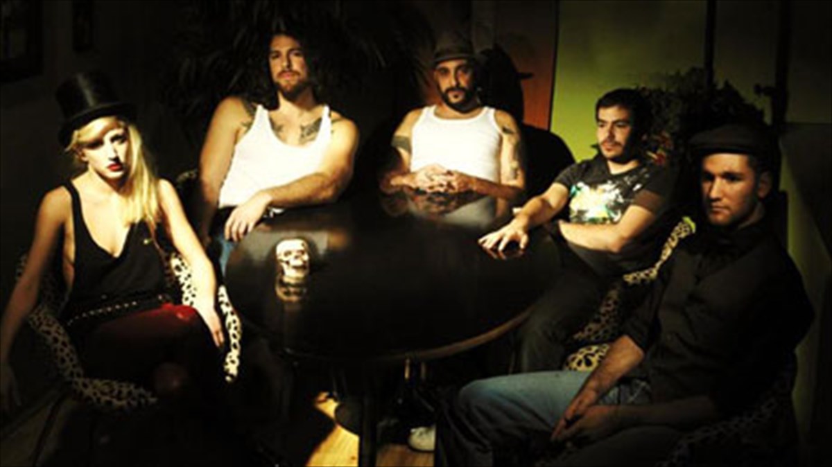 h-skoteini-pleura-tis-rok-sto-tora-k44