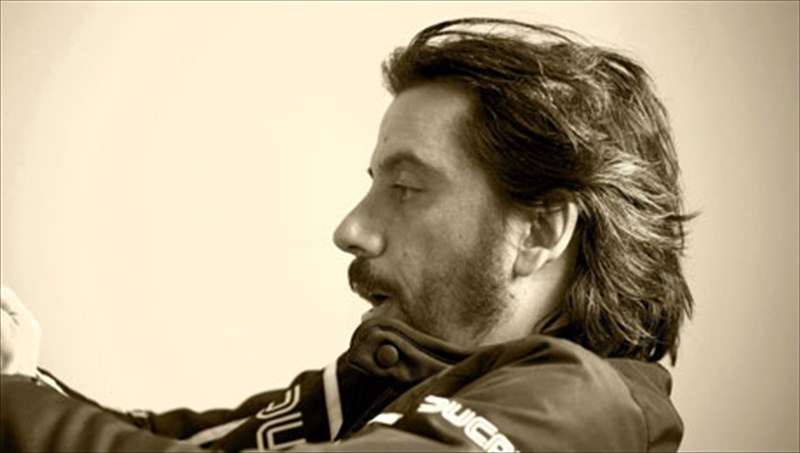 giorgos-neris-fringe-festival-xamogelame-gia-tin-imera-pou-tha-erthei