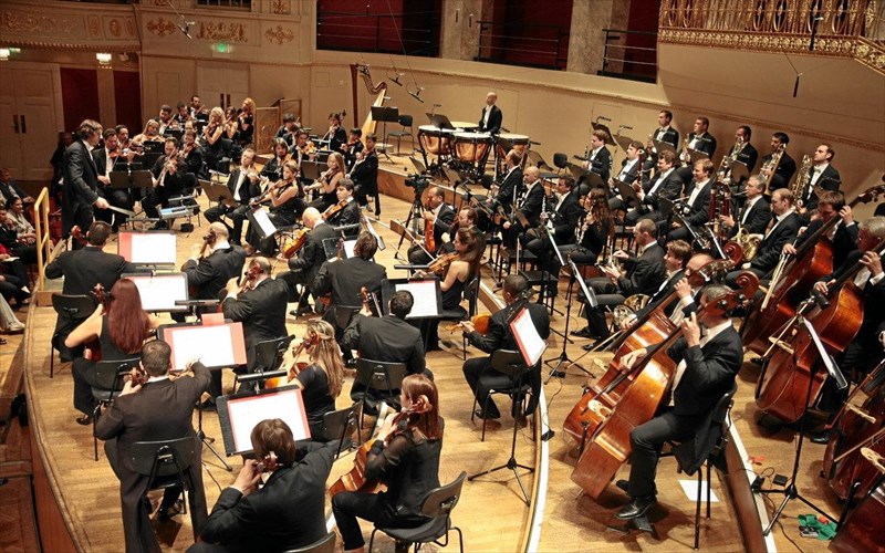 mia-fimismeni-bienneziki-orxistra-stin-athina