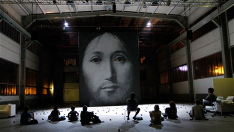 o-yios-tou-theou-stin-performans-tou-kasteloutsi