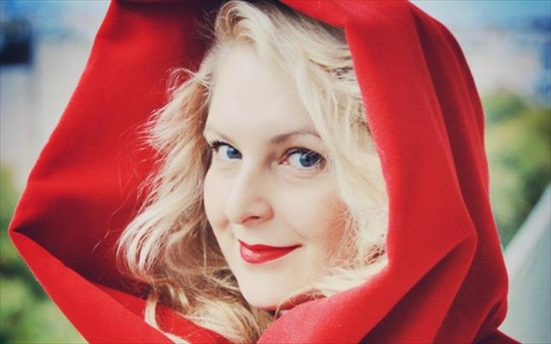 i-marietta-fafouti-ntumeni-sta-kokkina-sto-gazarte