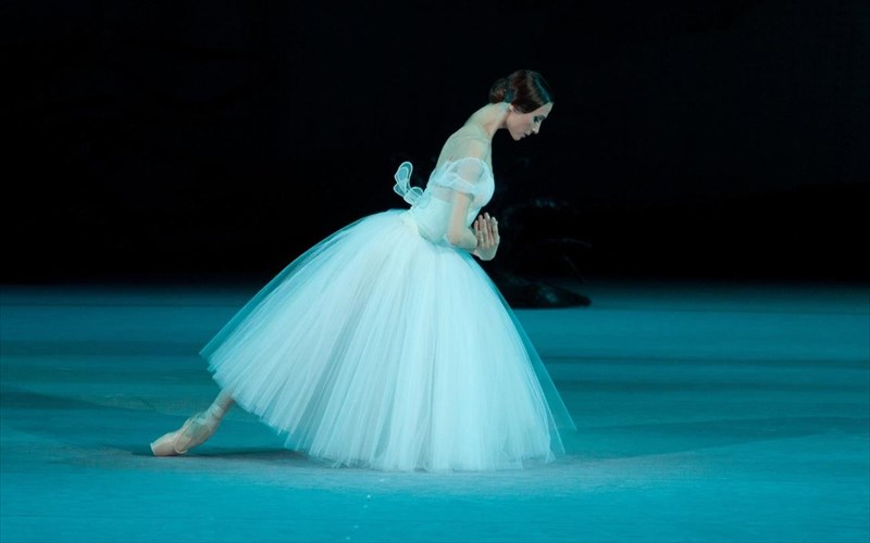 plisiazei-to-xristougenniatiko-gkala-xorou-me-tin-sbetlana-zaxaroba