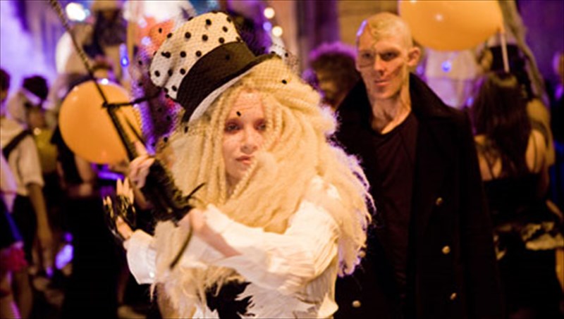 i-oraia-kai-to-teras-gia-tous-efibous-ton-multiplex