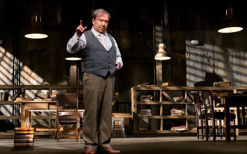 o-dikigoros-ntaroou-kritiki-theatrou