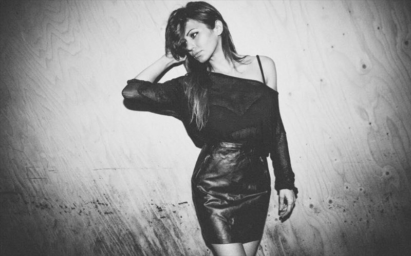 i-ekthambotiki-italida-deborah-de-luca-sta-decks-tou-saint-solange