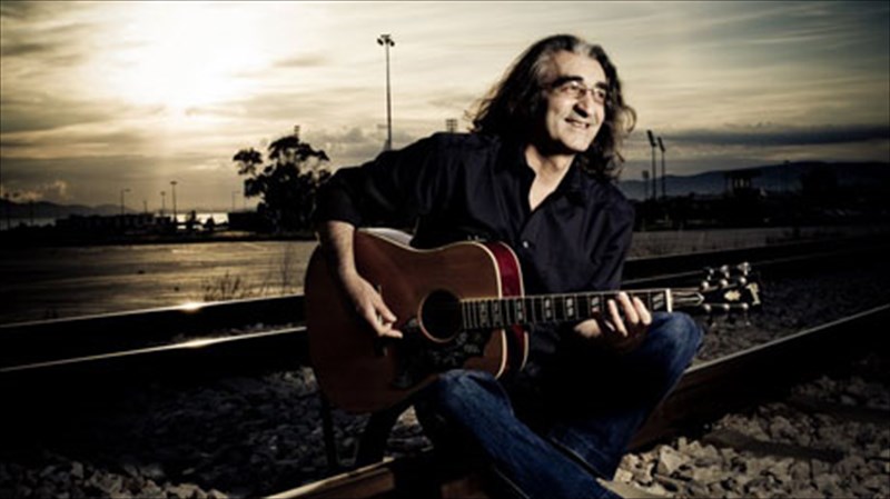 o-basilis-kazoulis-se-ena-mousiko-flashback-25-xronon