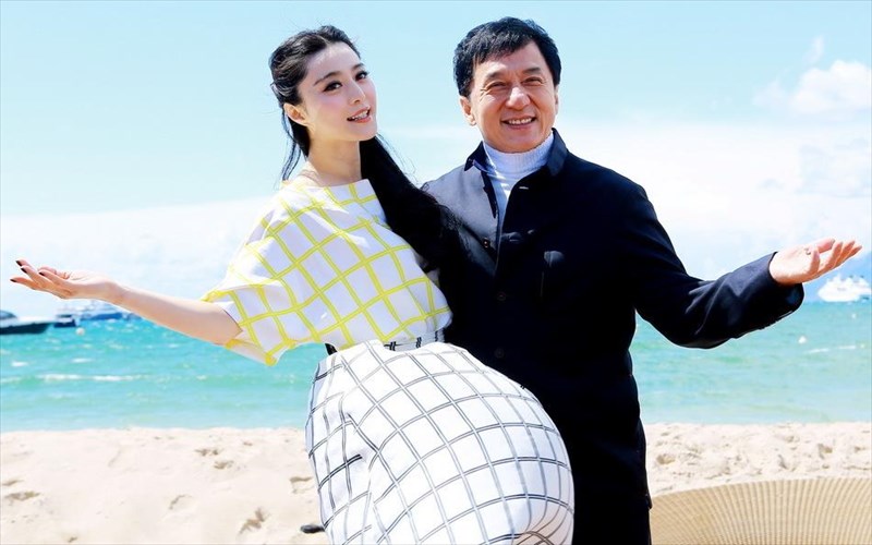 enas-nekros-sta-gurismata-tis-neas-tainias-tou-Jackie-chan