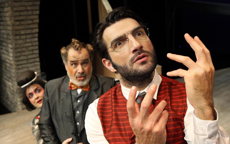 xristougenna-me-tous-ilithious-se-skinothesia-petrou-filippidi