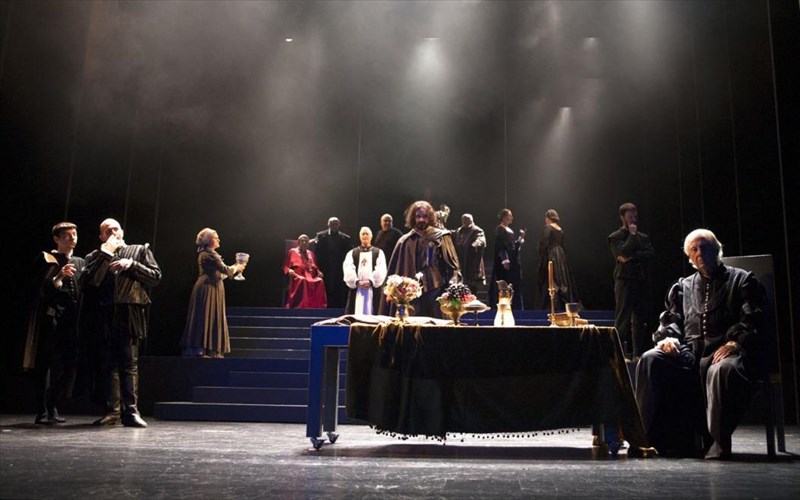 enas-anthropos-gia-oles-tis-epoxes-kritiki-theatrou