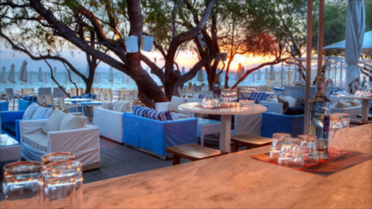 i-ekriktiki-dj-exotic-eve-anebazei-ti-thermokrasia-stin-paraliaki