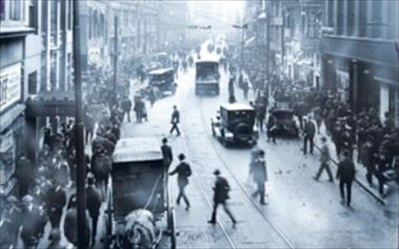 ena-astunomiko-muthistorima-me-fonto-tin-ameriki-tou-mesopolemou