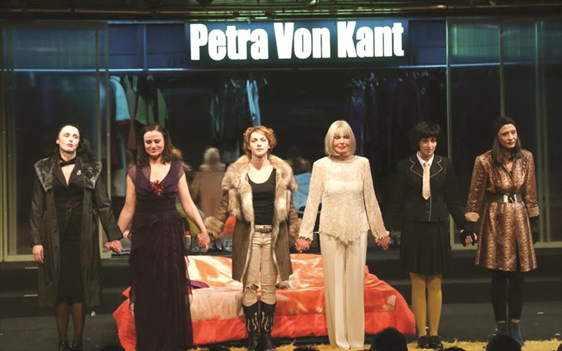 ta-pikra-dakrua-tis-petra-fon-kant-kritiki-theatrou