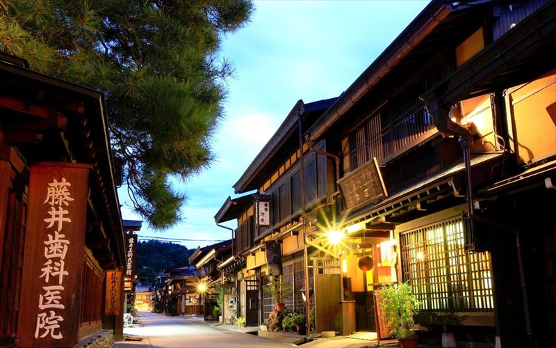 10-iaponika-thematika-cafe-pou-tha-sas-afisoun-me-to-stoma-anoixto