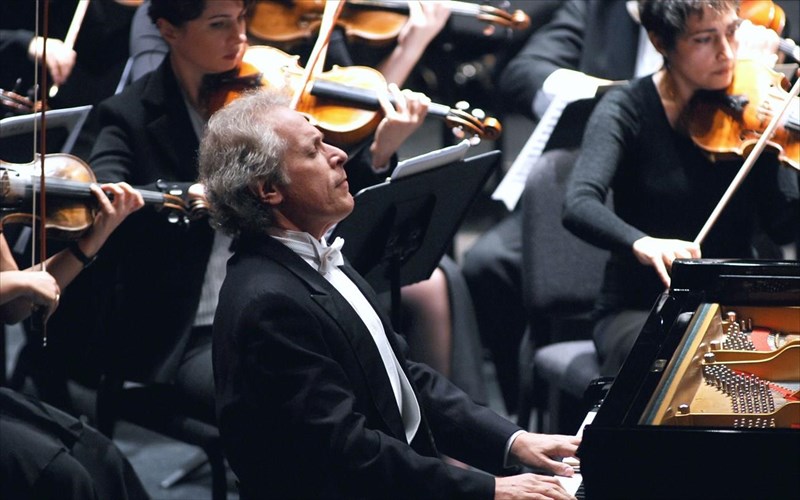 enas-diakekrimenos-pianistas-sta-forte-tou