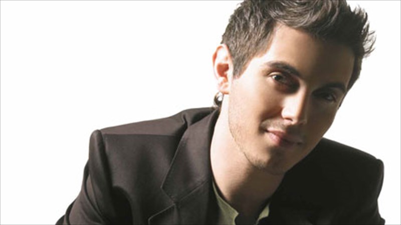 o-mixalis-xatzigiannis-me-kalokairini-diathesi-sto-festibal-petroupolis