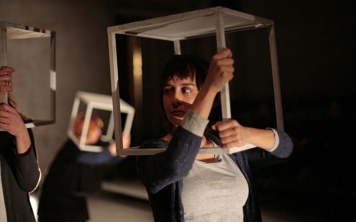 poios-skotose-to-skulo-ta-mesanuxta