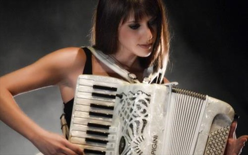 i-mirela-paxou-gia-duo-bradies-me-filous-ston-stauro-tou-notou