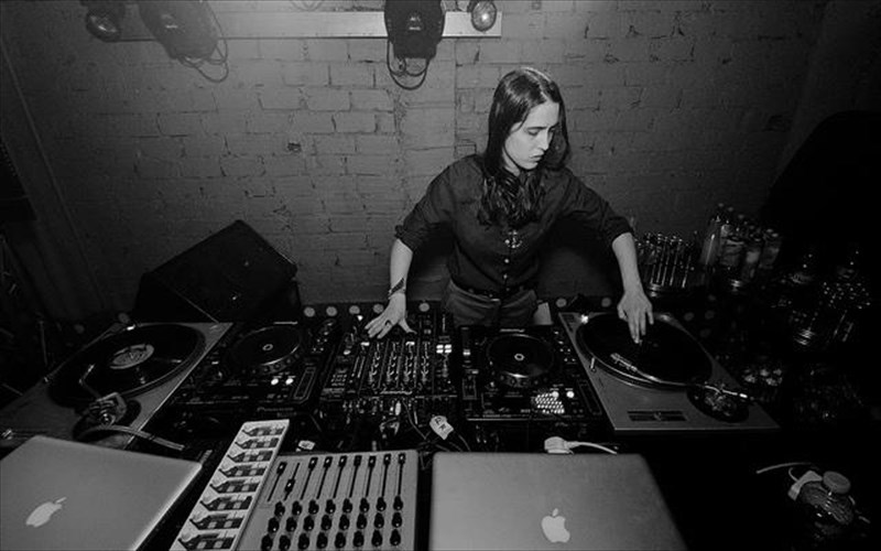 i-phormix-kleinei-ena-xrono-kai-to-giortazei-sto-six-dogs