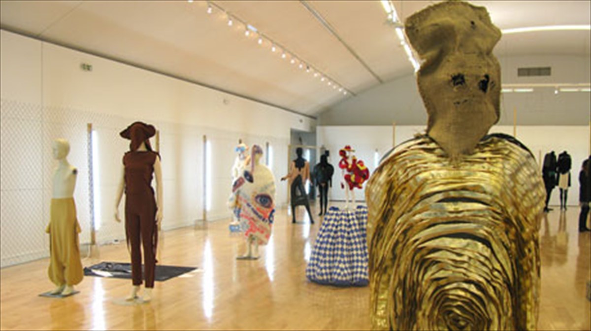 poios-o-rolos-ton-akraion-emfaniseon-sti-moda-rolos-ton-akraion-emfaniseon-sti-moda