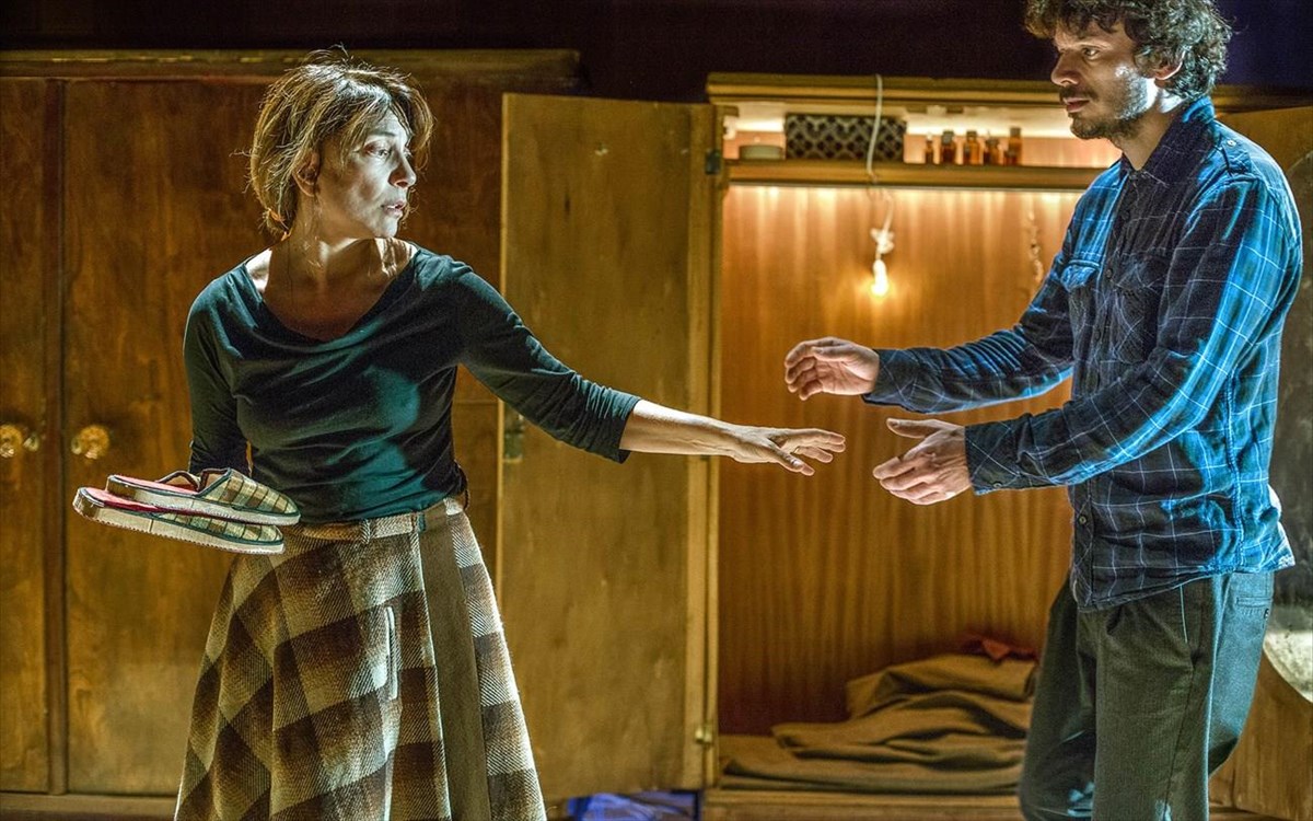 apo-ti-zoun-oi-anthropoi