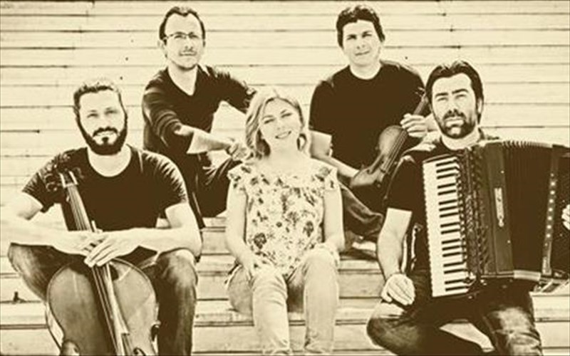 i-nea-ermineutria-teti-kasioni-sto-half-note