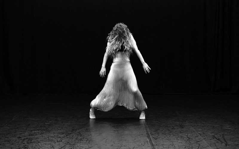 i-persa-stamatopoulou-xorografei-ti-siopi-sti-stegi-grammaton-kai-texnon