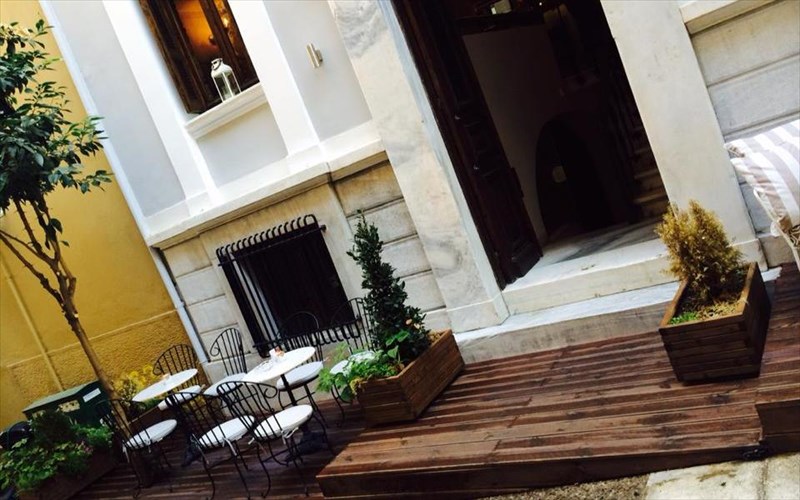 mantzarou-3-to-apoluto-steki-gia-fagito-kai-kokteil-meta-ti-douleia