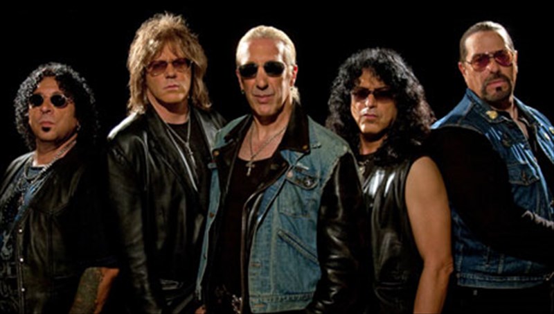 oi-twisted-sisters-epistrefoun-kai-etoimazontai-na-rokaroun