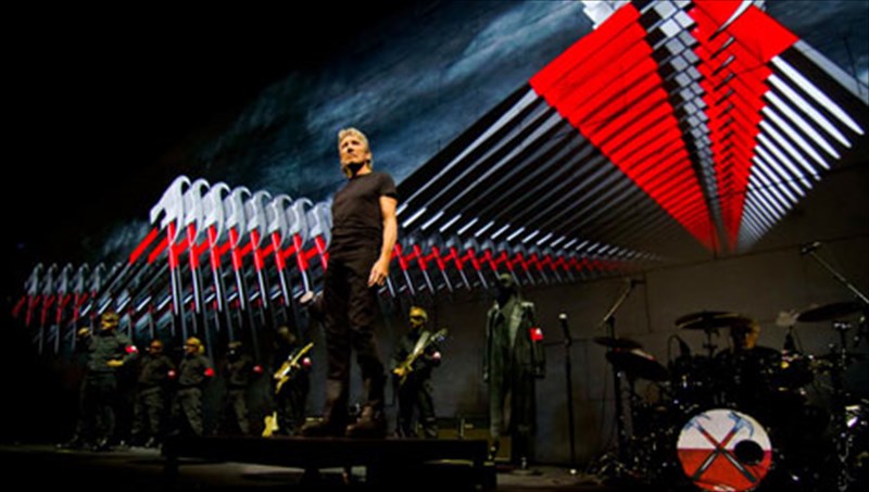roger-waters-kai-the-wall-live-mia-periodeia-pou-tha-meinei-xaragmeni-stin-istoria