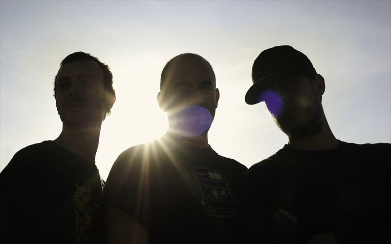 chinese-man-ta-taksidia-trefoun-ti-mousiki-mas