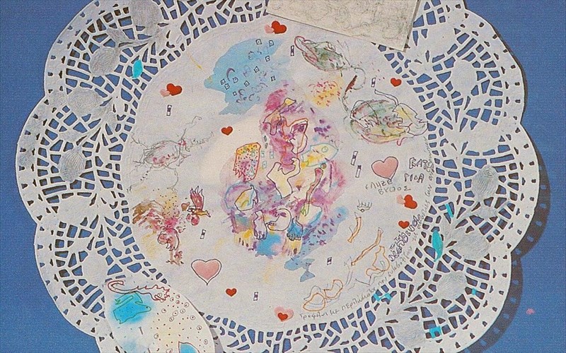 mia-ekthesi-afieromeni-sto-leuko