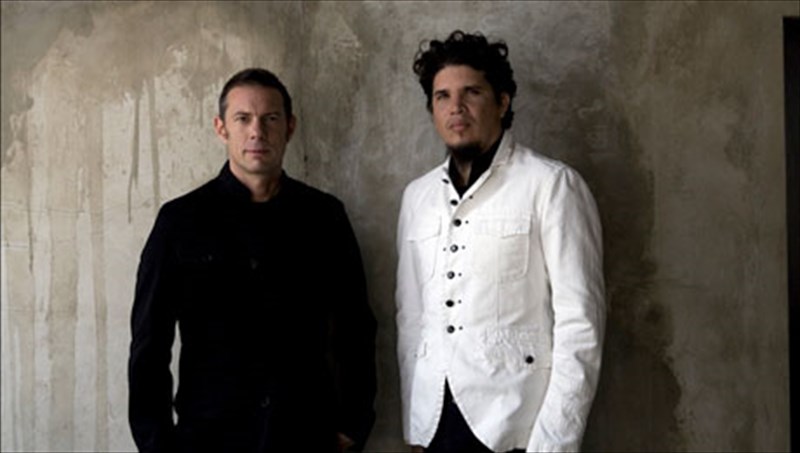 oi-thievery-corporation-se-ena-fantasmagoriko-show-ston-lukabitto