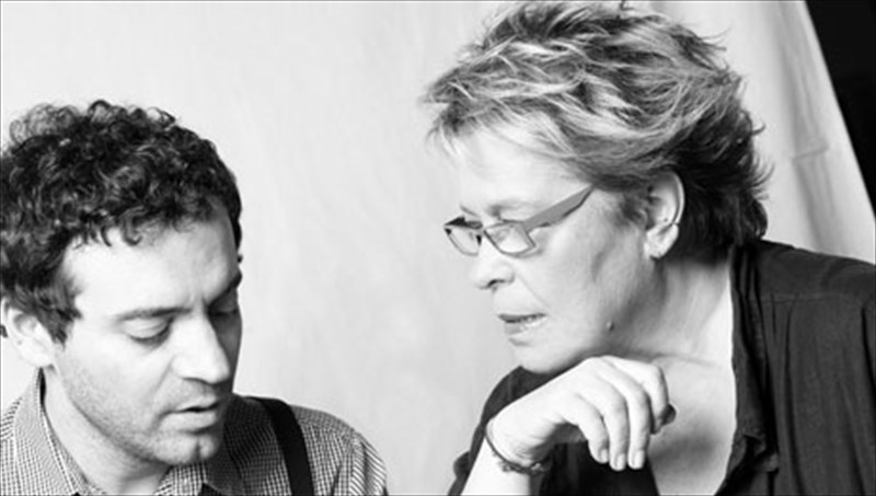 i-dimitra-galani-kai-o-vassilikos-gia-duo-bradia-sti-mikri-epidauro-vassilikos-gia-duo-bradia-sti-mikri-epidauro