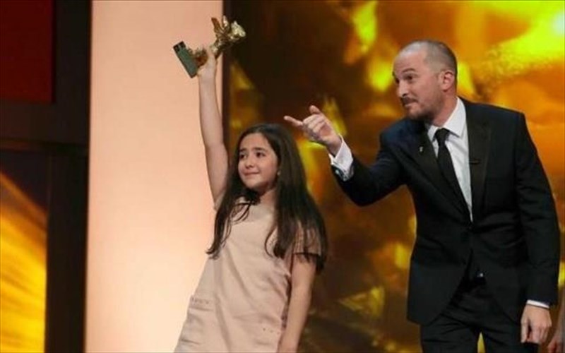 xrusi-arktos-ston-tzafar-panaxi-gia-tin-tainia-taxi