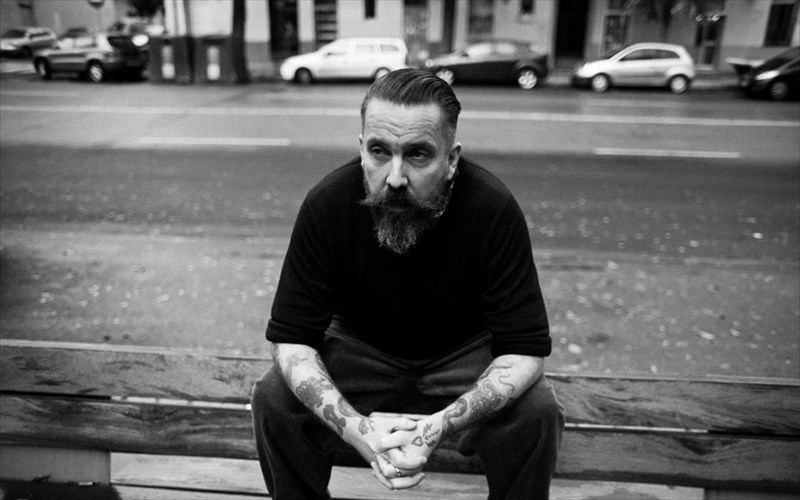 o-polusxidis-bretanos-andrew-weatherall-sto-six-dogs