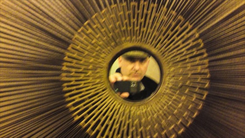 o-kamilo-nolla-gia-ton-narkissismo-tis-psifiakis-genias