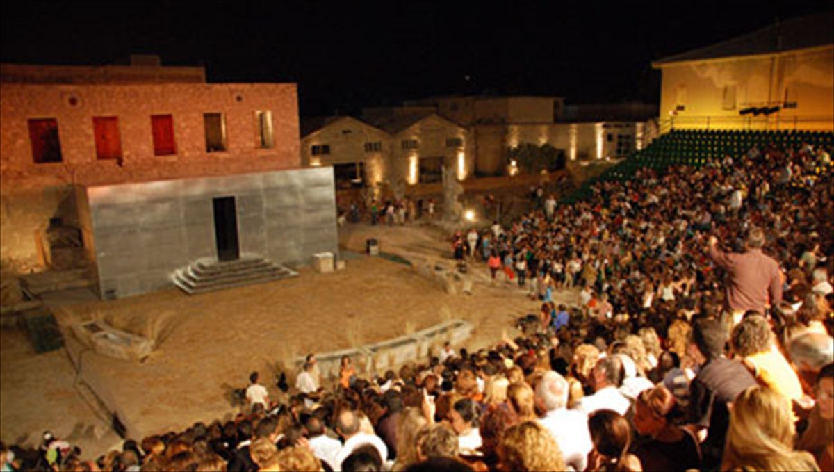 aisxuleia-me-plousio-theatriko-programma