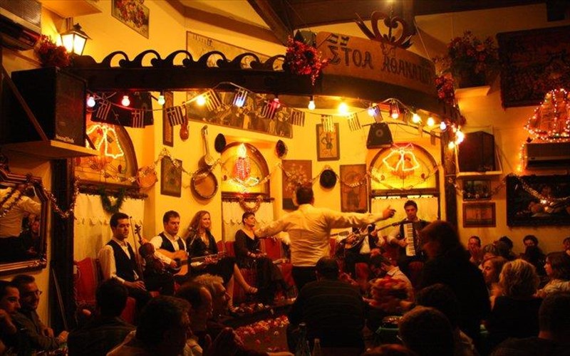 gunaikeia-giorti-etoimazetai-sti-stoa-athanaton