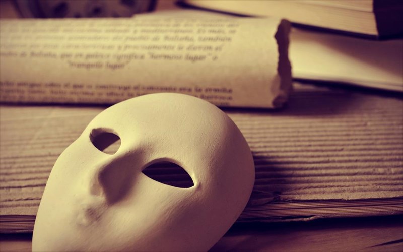 anazitontas-ton-krummeno-eauto-se-theatriko-fonto