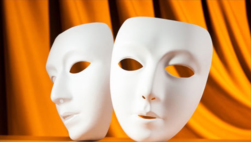 to-monon-tis-zois-tou-takseidion-sti-theatriki-skini