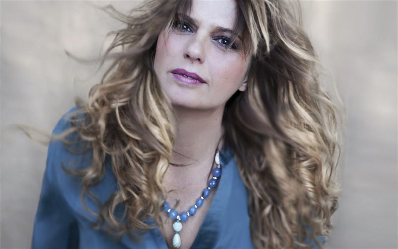 i-eleni-tsaligopoulou-gia-mia-akomi-bradia-stin-arxitektoniki-live