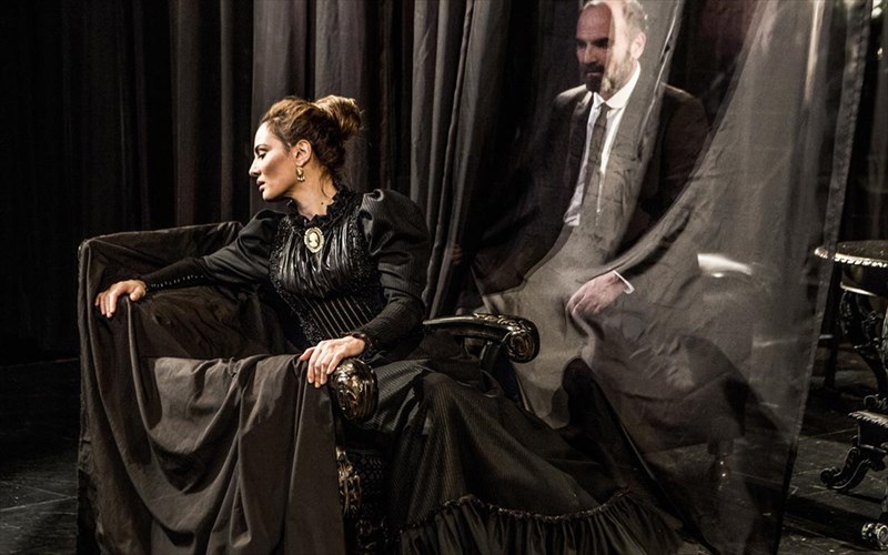 enta-gkampler-kritiki-theatrou